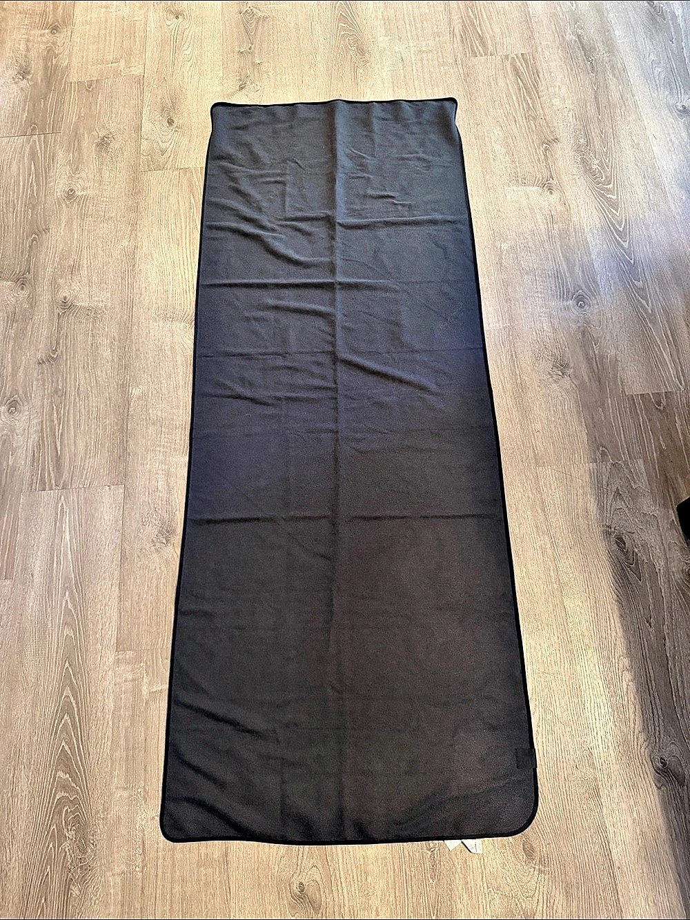 Black lululemon yoga mat the towel - grippy